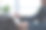 近距离观察年轻的亚洲商业女性使用手写笔在家庭办公室桌子上的数字平板电脑上工作。女性平面设计师，插画家设计她的工作项目在工作室办公室图片下载