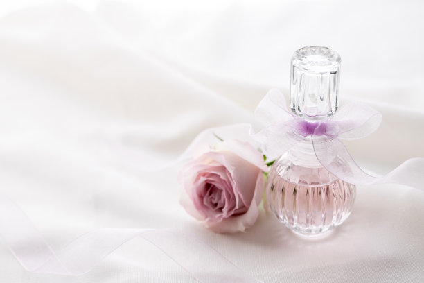 香水瓶和玫瑰花图片下载