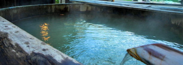 日本的温泉风景。图片下载