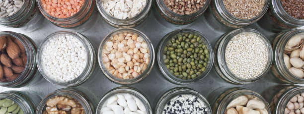 素食者的蛋白质来源。健康的素食。顶视图种子，坚果，豌豆，扁豆斯佩尔特，豆，燕麦在白色背景横幅图片下载