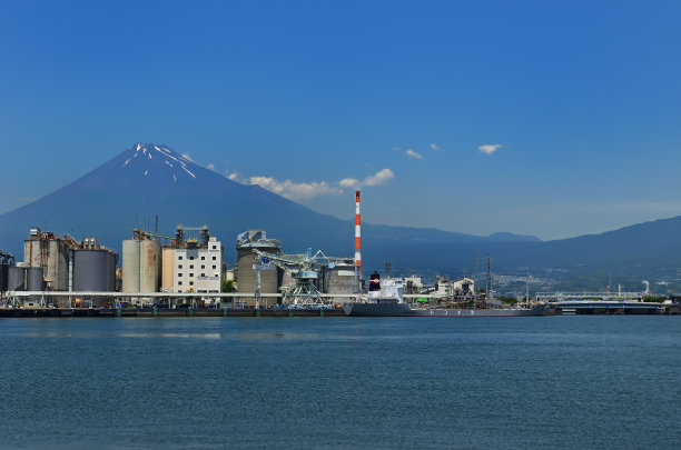 骏河湾工业区和富士山从田古拉港看图片下载