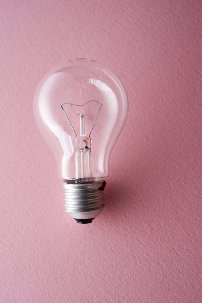 粉色背景上的灯泡图片下载