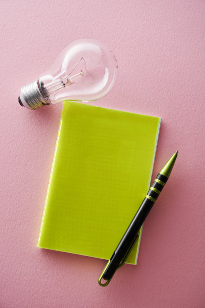 灯泡和笔记与文字的新想法图片下载