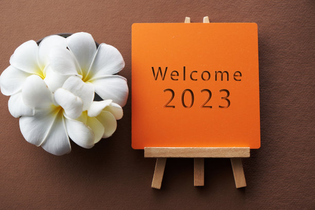 2023年迎新留言板和鸡蛋花的特写图片下载