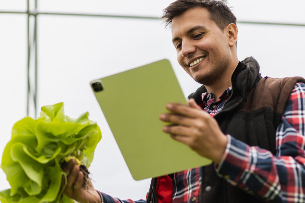 现代年轻农民使用平板电脑的特写图片下载