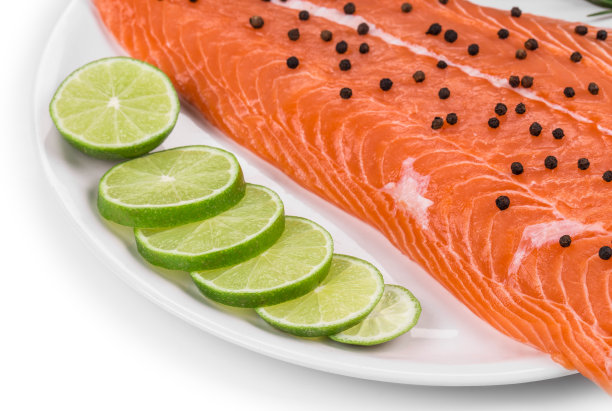 新鲜鲑鱼片。图片下载