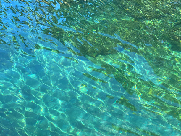 水呈蓝绿色，表面有光泽，表面透明。图片下载