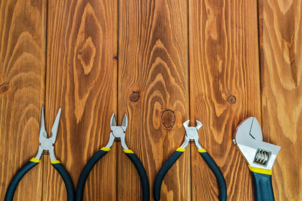 在棕色木板上施工前准备的工具图片下载