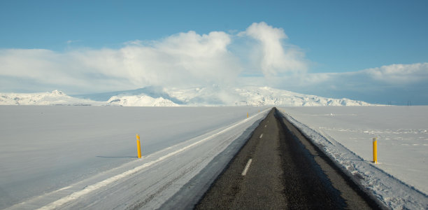 通往冰川的狭窄混凝土道路的美丽镜头图片下载