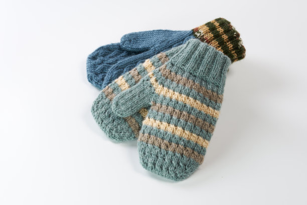 冬季羊毛连指手套，白色背景上有孤立的图案。冬季配件。图片下载