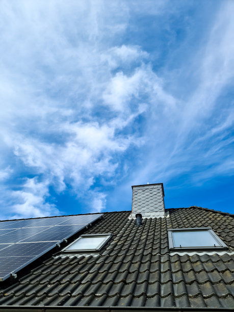 住宅屋顶上的太阳能电池板产生清洁能源图片下载