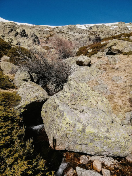 阳光明媚的一天，西班牙佩纳拉拉山地面岩石的美丽照片图片下载