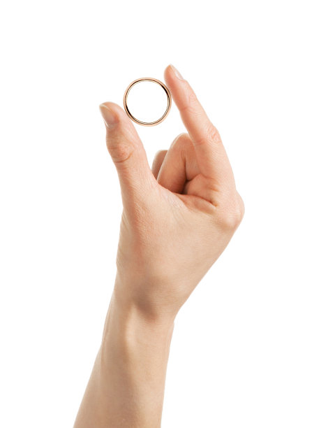 男人捧着金戒指，与世隔绝图片下载