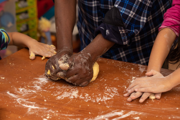 手在木桌上揉面团图片下载