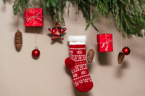 墙上的圣诞装饰。杉树树枝上装饰着红色礼盒、杉树球果和红球。环保的概念。新年和圣诞节的概念。图片下载