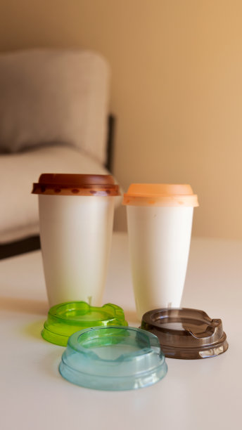 客厅里的塑料咖啡杯图片下载