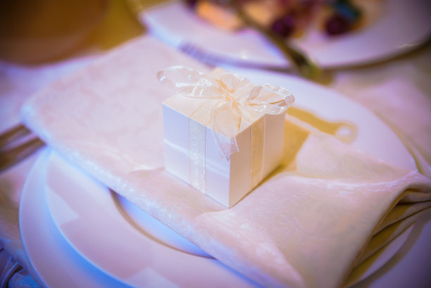 配有叉子和勺子的装饰盘子。婚礼表餐厅图片下载