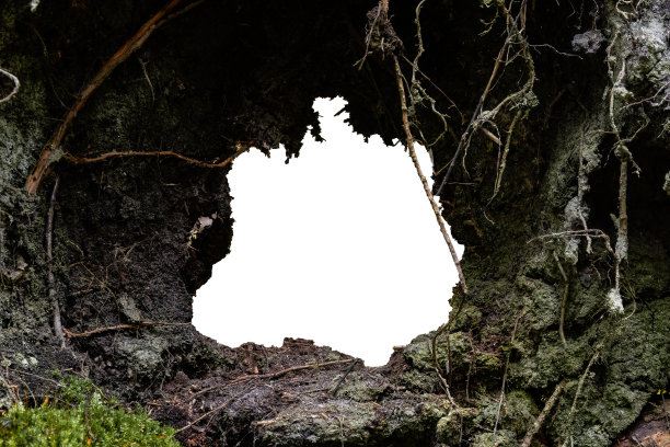 洞在黑泥，白色背景与修剪路径图片下载