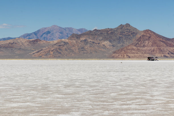 美国犹他州盐湖城附近的盐湖。图片下载