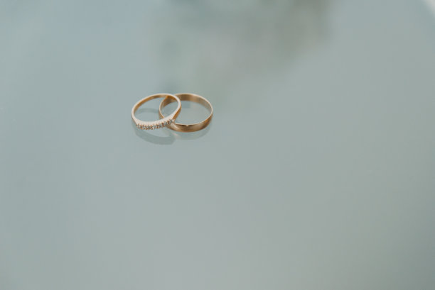 两枚结婚戒指在地板上形成对比图片下载