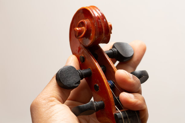 手放在原声吉他床头座上调整图片下载