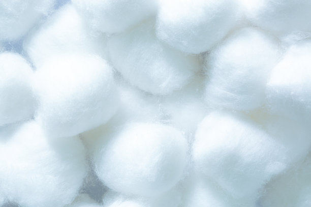 蓬松的白色棉花花，宏观的白色棉花质地，用棉絮隔离在白色背景上。图片下载