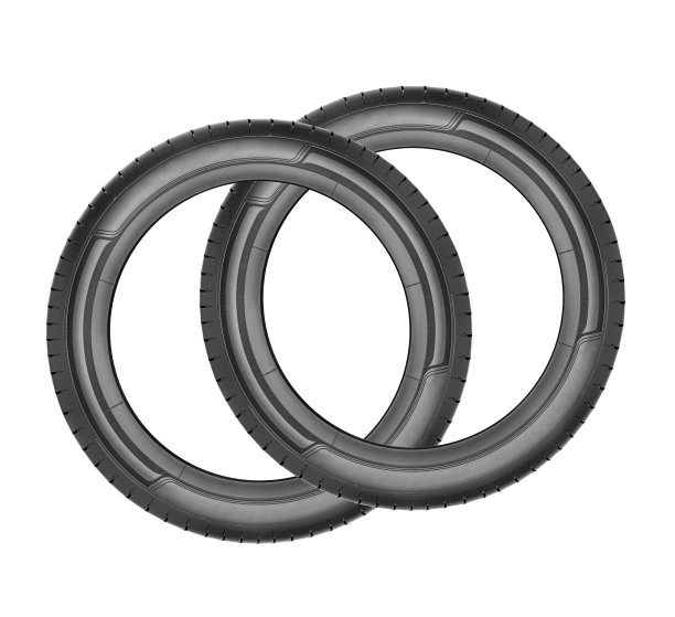 两个汽车车轮在白色背景隔离图片下载