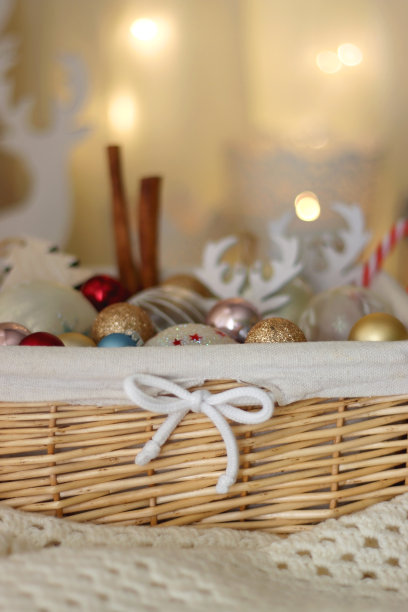 圣诞装饰品和毯子的篮子图片下载
