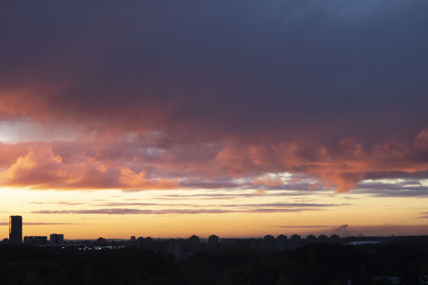 城市上空日出的照片图片下载