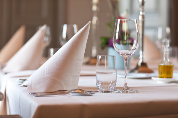 桌子上的餐巾、玻璃杯和盘子的广角镜头图片下载