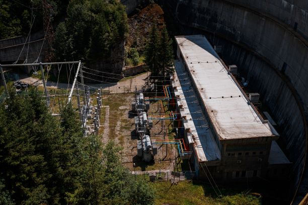 一个废弃的农业工厂的航拍照片图片下载