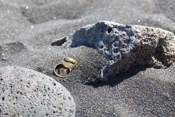 黑色沙滩上的婚戒图片下载