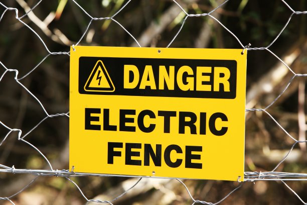 金属电栅栏上的危险标志的特写镜头图片下载