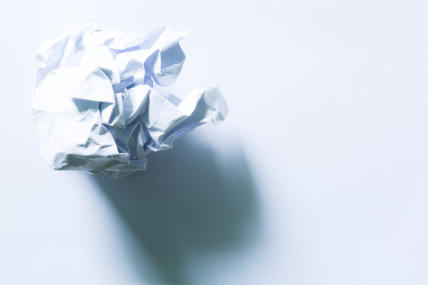 碎纸，碎纸球，孤立在白色上图片下载
