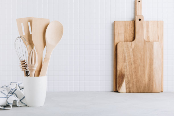 厨房用具。厨房木制工具和厨房用具。白色现代厨房室内背景。图片下载