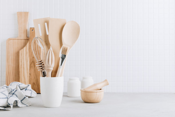 厨房用具。厨房木制工具和厨房用具。白色现代厨房室内背景。图片下载