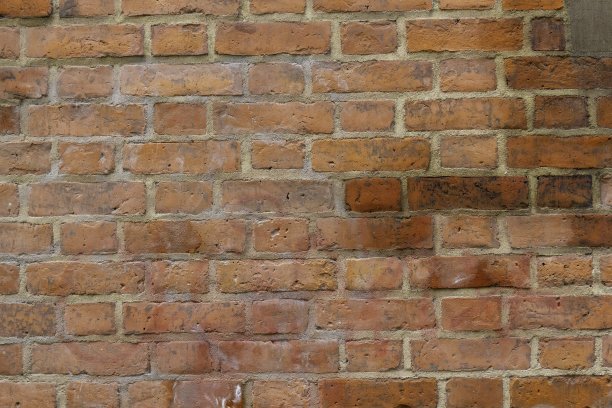 阳光下红色石墙的特写——作为墙纸和背景的一张很酷的图片图片下载