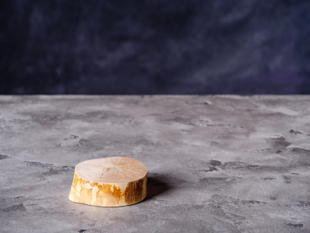 圆形木锯切割圆柱形的产品展示在混凝土板上图片下载