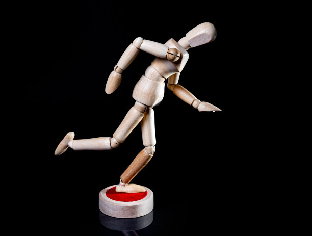 木制假人在黑色背景上摆出不同的姿势图片下载
