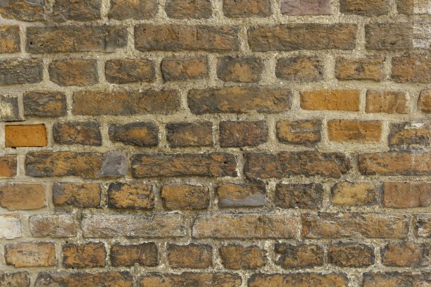 阳光下红色石墙的特写——作为墙纸和背景的一张很酷的图片图片下载