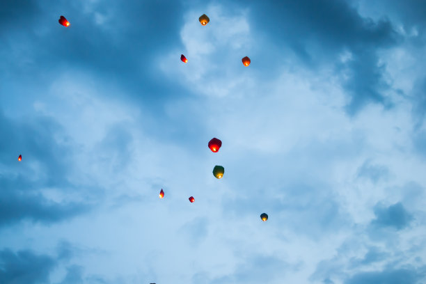 傍晚日落时分，人们和亲朋好友一起放飞传统灯笼。图片下载