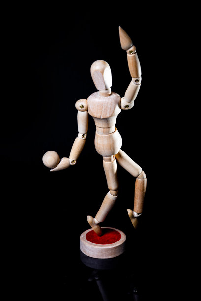 木制假人在黑色背景上摆出不同的姿势图片下载