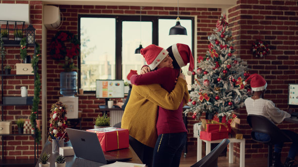 不同的人在冬季假期交换礼物图片下载