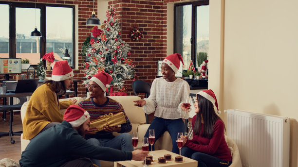 多民族的人们在冬季节日交换礼物图片下载