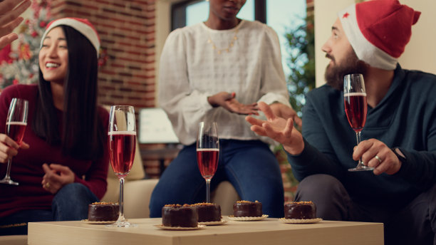 各种各样的人在节日里喝着酒图片下载