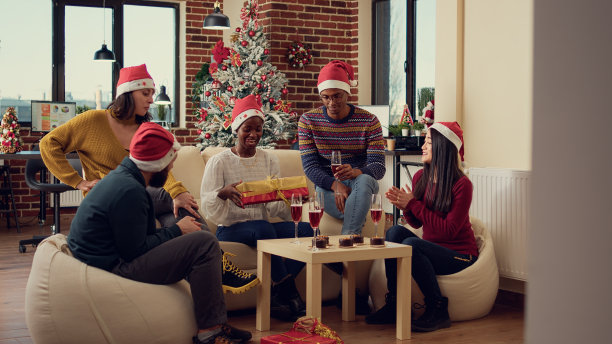 员工在平安夜聚会上赠送礼物图片下载