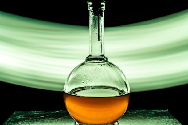 圆底烧瓶，里面有金黄色的液体图片下载