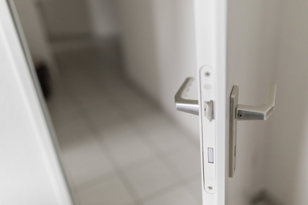 从一扇敞开的门看到的白色地板和墙壁图片下载