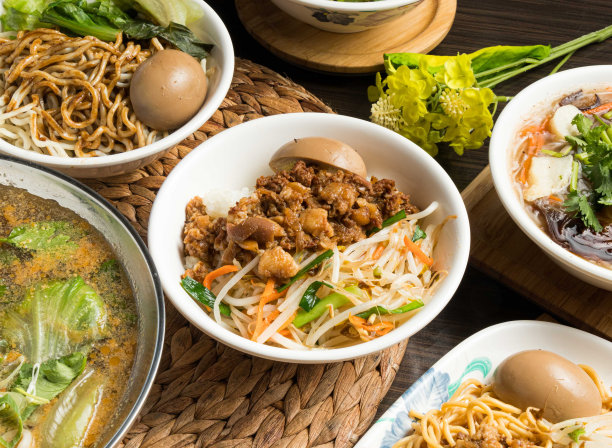 陆猪肉米粉在菜肴孤立的餐桌边的台湾食物图片下载