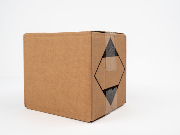 白底纸板箱。封闭的纸板箱。图片下载